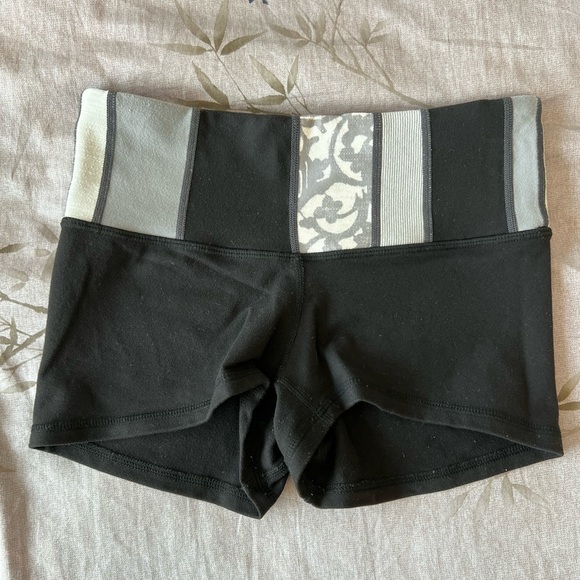 Lululemon reversible booty shorts - Picture 1 of 5
